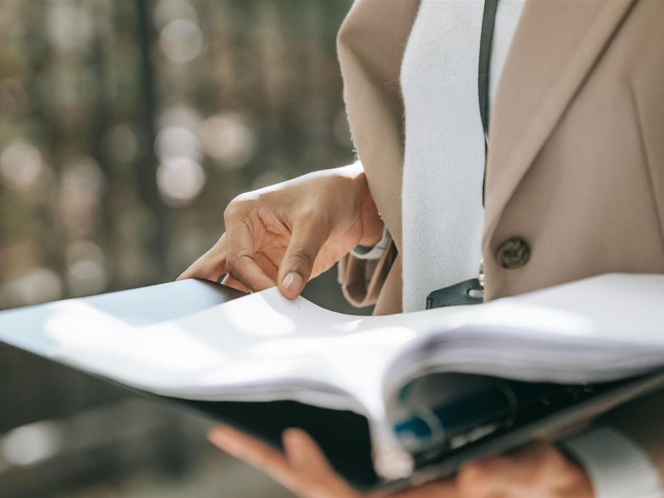 Person Im Weißen Blazer, Der Weißes Buch Hält